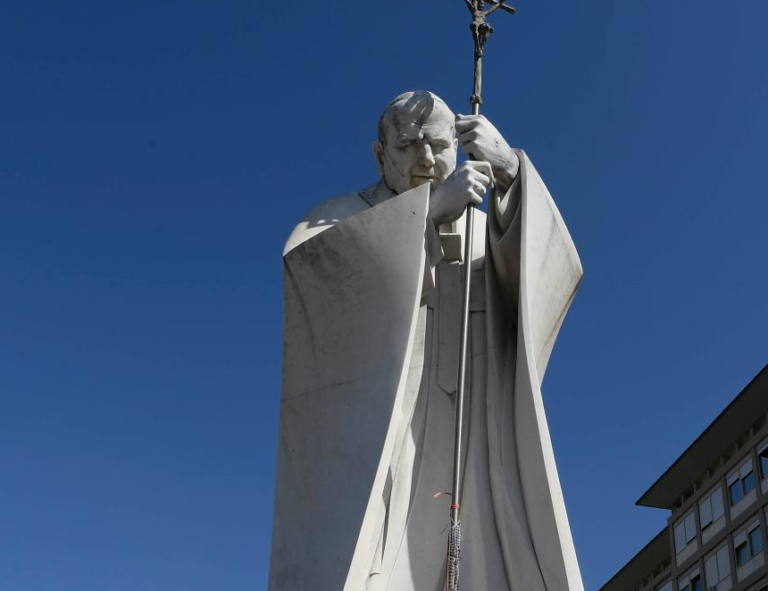 Papa Francisco experimenta una ligera mejoría gradual