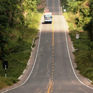 Interoceánica. La verdad, sin embargo, es que el volumen de tráfico que soporta la convierte en una vía de alto tránsito que debió ser una autopista, por estar diseñada para un flujo de tránsito ininterrumpido, sin semáforos, intersecciones ni cruces peatonales.