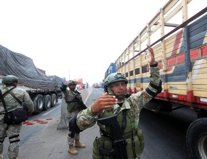 Soldados del Ejército desbloquearon la Panamericana Sur, jurisdicción de Ica (Foto: Mindef).