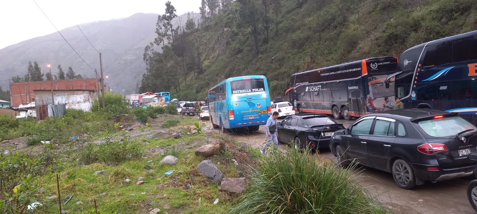 San Rafael, Huánuco: vehículos varados en la Carretera Central (Foto: Bernave Estrella/ Huánuco). 