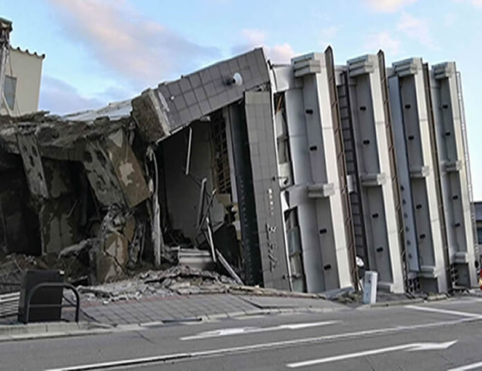 Edificio se derrumbó en la ciudad de Wajima, prefectura de Ishikawa (mañana del día 2) (Foto: nikkei.com).