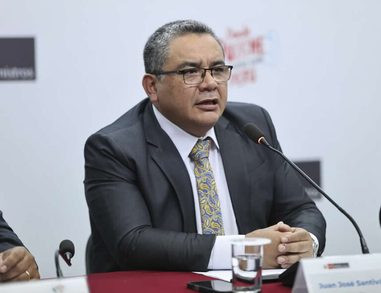 Juan José Santiváñez no admite que se haya chuponeado material de “Cuarto Poder”