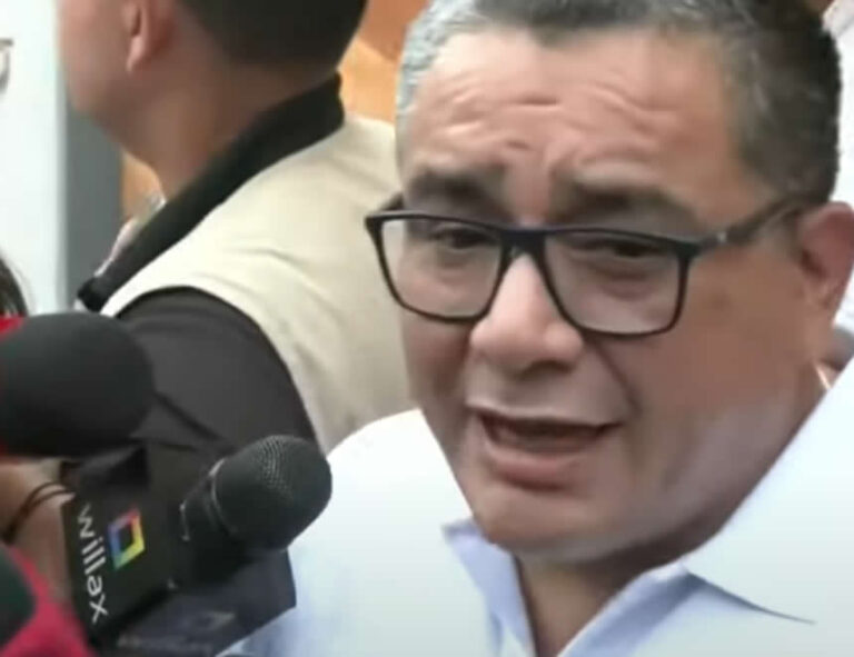 Juan José Santiváñez cuestiona a fiscales pero no responde a la pregunta si renunciará o no al cargo