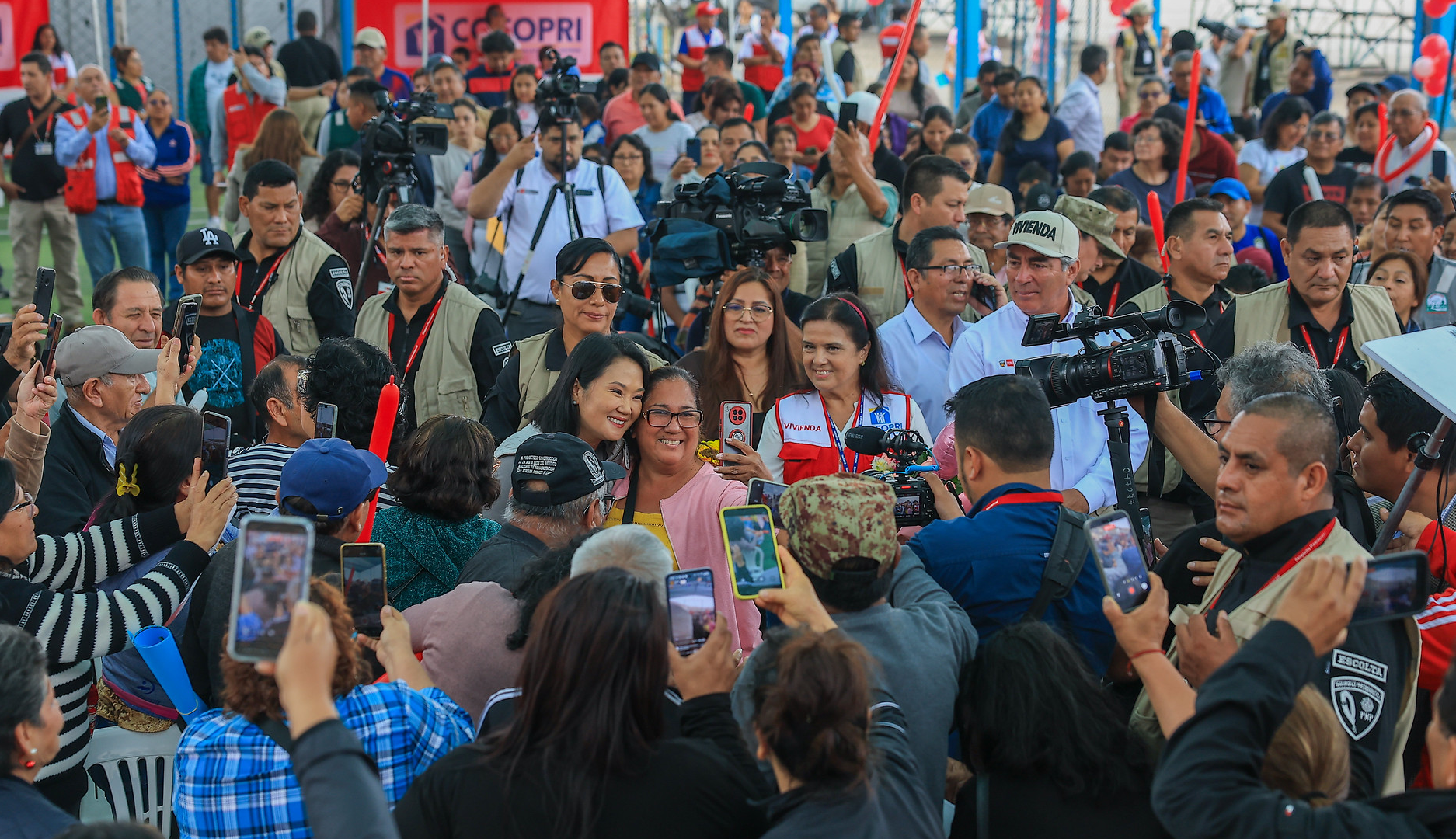 Keiko Fujimori recibe un baño de popularidad en Jicamarca (Foto: Presidencia de la República).