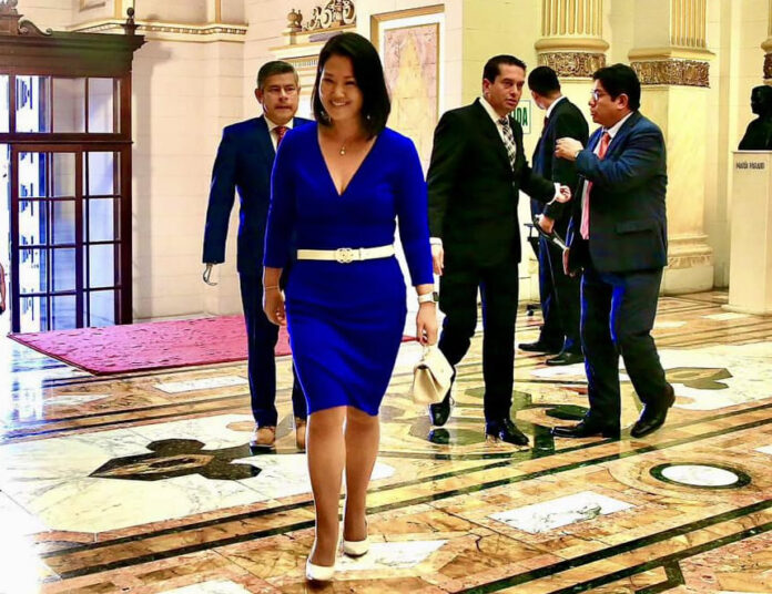 Keiko Fujimori camina en Palacio de Gobierno (Foto: Facebook).