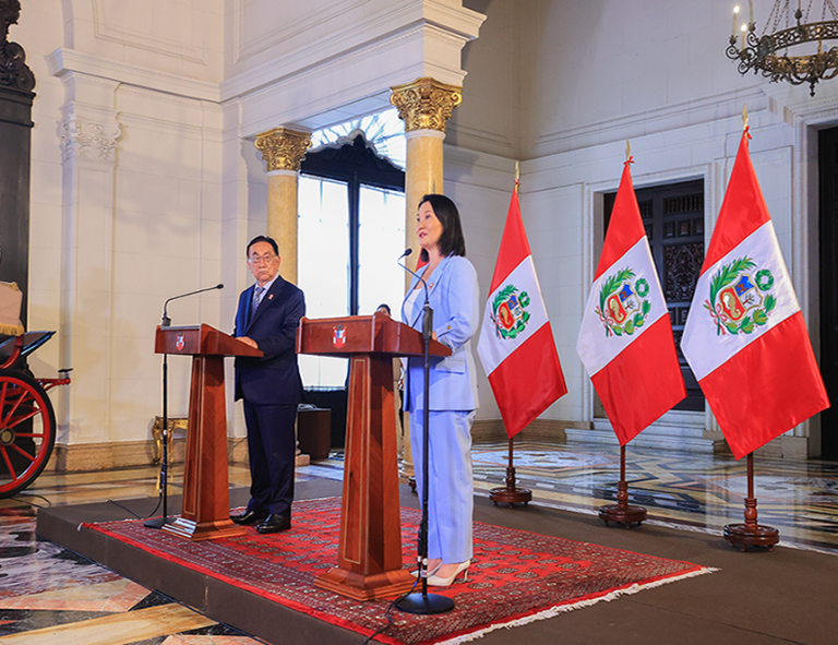 Keiko Fujimori en visita a José María Balcázar en Palacio deja en claro que llevará las riendas del país por cinco años
