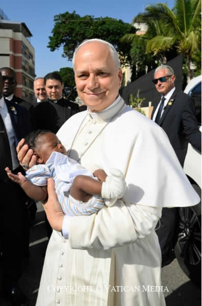 León XIV toma en sus brazos a bebé durante su visita a Luanda (Foto: Vaticano).