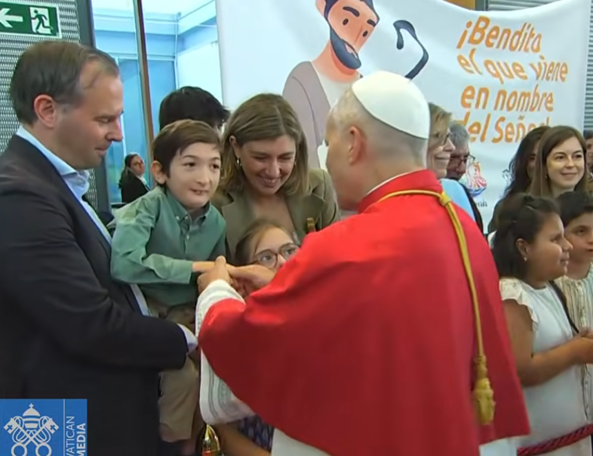 Papa saluda a niño durante su llegada a Madrid, primera etapa de su gira a España (Captura video).