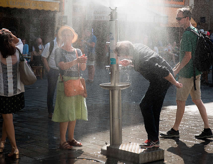 Desde el lunes 25 de mayo, París se encuentra en alerta amarilla debido a que las temperaturas superan los 30 °C. La gente acude a los puntos de aguia para saciar su sed (Foto: www.paris.fr/p).