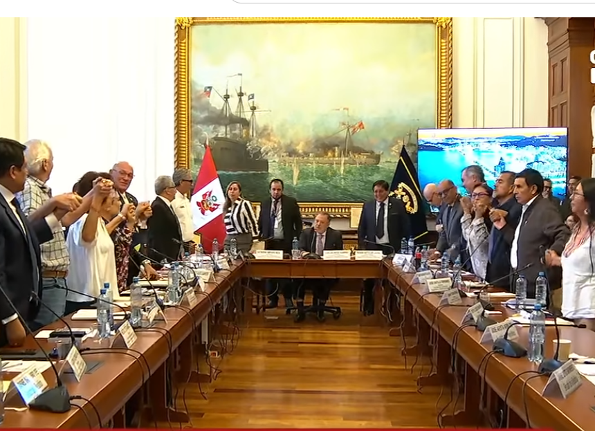 Cadena de manos tomadas tras superar el pugilato verbal entre senador Iber Maraví y el ministro del Interior, César Astudillo en la Comisión de Constitución del Senado (Captura de TV)