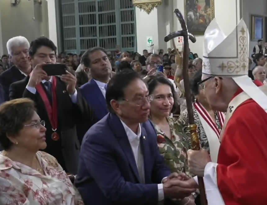 Presidente Balcázar saluda al cardenal Castillo al término de la misa dominical por el Dia de Pentecostés (Captura video).