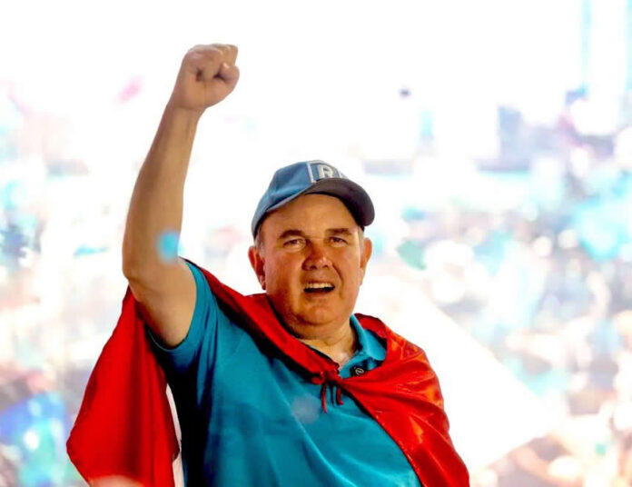 Desde la misma tarde del escrutinio, el discurso del excandidato López Aliaga giró hacia el cuestionamiento sistemático del sistema electoral. (Foto: Facebook).