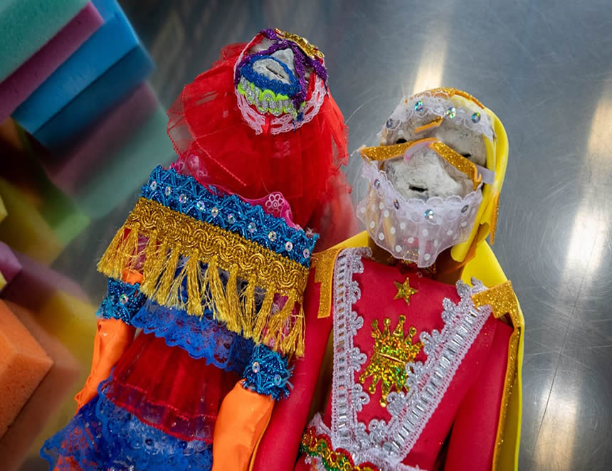 Restos prehispánicos: los restos estaban camuflados en dos muñecos, vestidos con telas y calzados con adherencias de brillantes y cintas de encaje (Foto: Ministerio de Cultura).