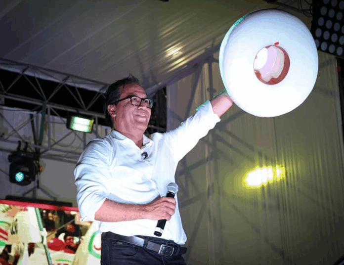 Roberto Sánchez ratifica el uso del sombrero en señal de lealtad a Pedro Castillo y defiende la autonomía del BCRP (foto: Facebook).