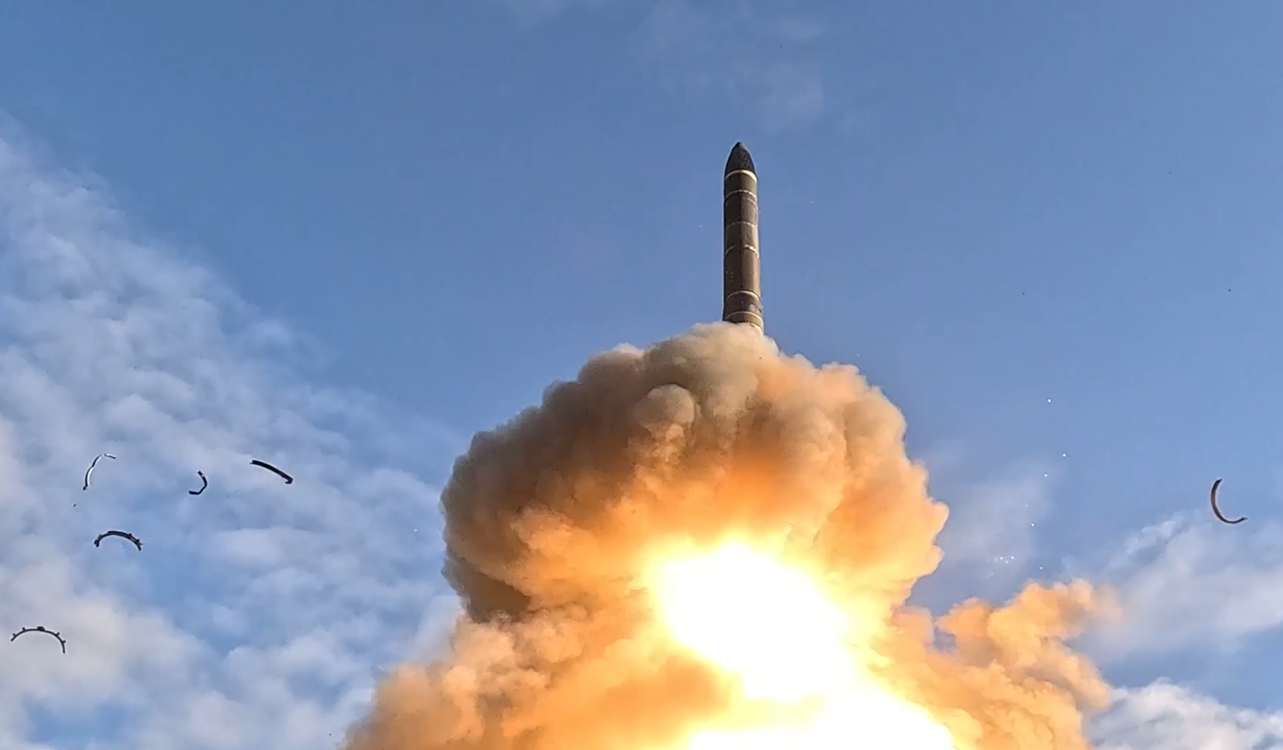 La maniobra, ejecutada desde el cosmódromo de Plesetsk (en la región norteña de Arcángel), concluyó con el impacto de sus ojivas de entrenamiento en el polígono militar de Kura, ubicado en la península de Kamchatka.(Captura video).