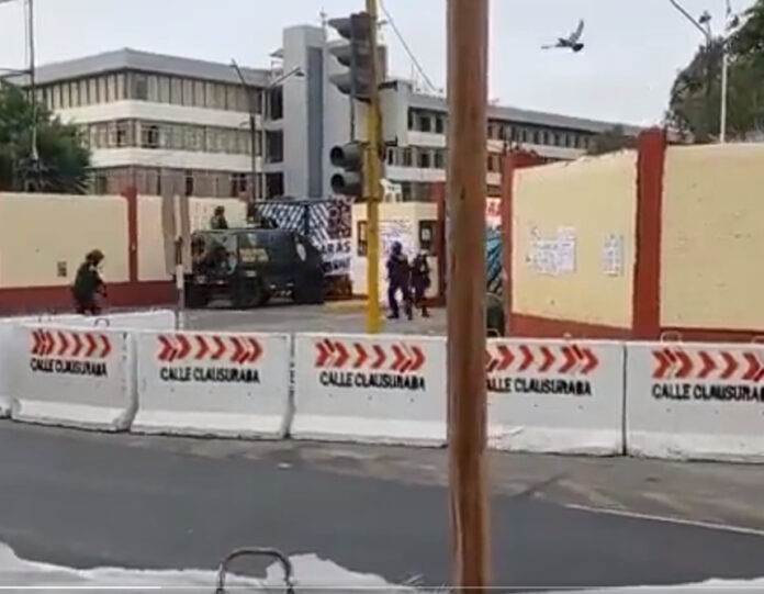 Policía ingresa a campus a la UNMSM (Captura video).