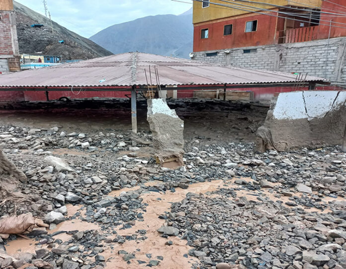 Daños provocados por el deslizamiento de lodo y piedras en Secocha (Radio la Voz Mina Secocha).
