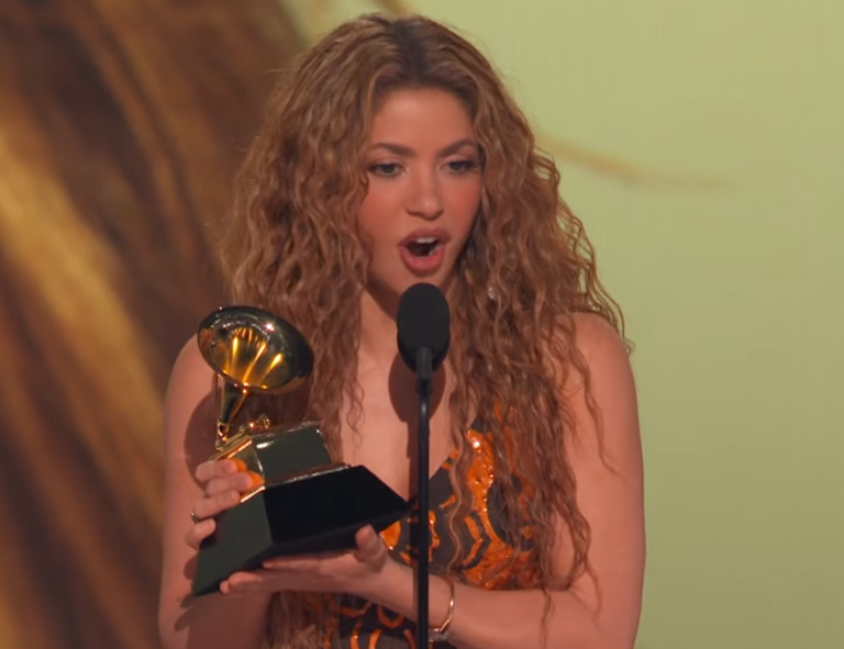 Shakira, grande: dedica Grammy a los inmigrantes en EE.UU. y les promete pelear con ellos