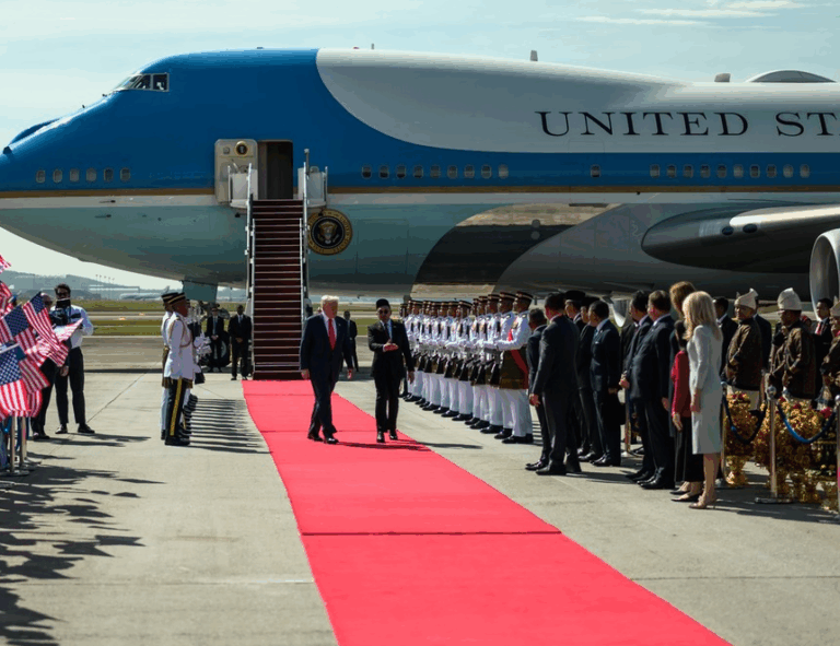 Trump estalla en su famoso baile tras aterrizar en Malasia, donde participó en la Cumbre de ASEAN