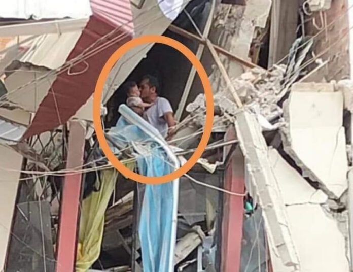 La foto muestra a un hombre con un niño en brazos en medio de los escombros de una vivienda que colapsó en el cantón Pasaje provincia de El Oro, luego del sismo de magnitud 7.0 ocurrido al mediodía del sábado al noreste de Zarumilla (Tumbes). (Foto:; Redes Sociales).