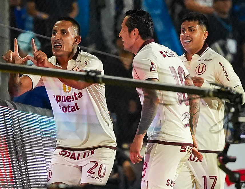 En la última jugada del clásico en Matute, una desinteligencia entre Gianfranco Chávez y el golero Alejandro Duarte le dejó servido el balón a Lisandro Alzugaray para firmar el triunfo crema de 2 a 1 (Foto: Universitario).