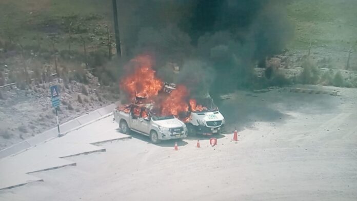 Vehiculos incendiados por manifestantes en la Compañía Minera de Antapaccay (Foto: Mina Antapaccay)