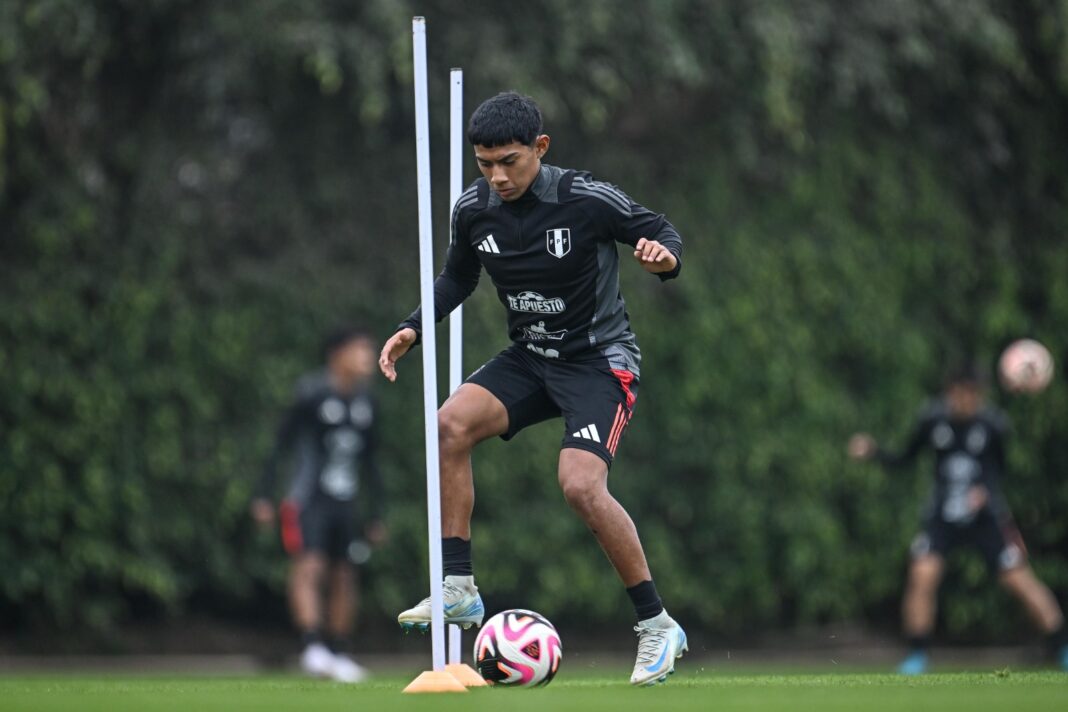 Maxloren Castro entrena con la Selección Peruana. (Foto: FPF)