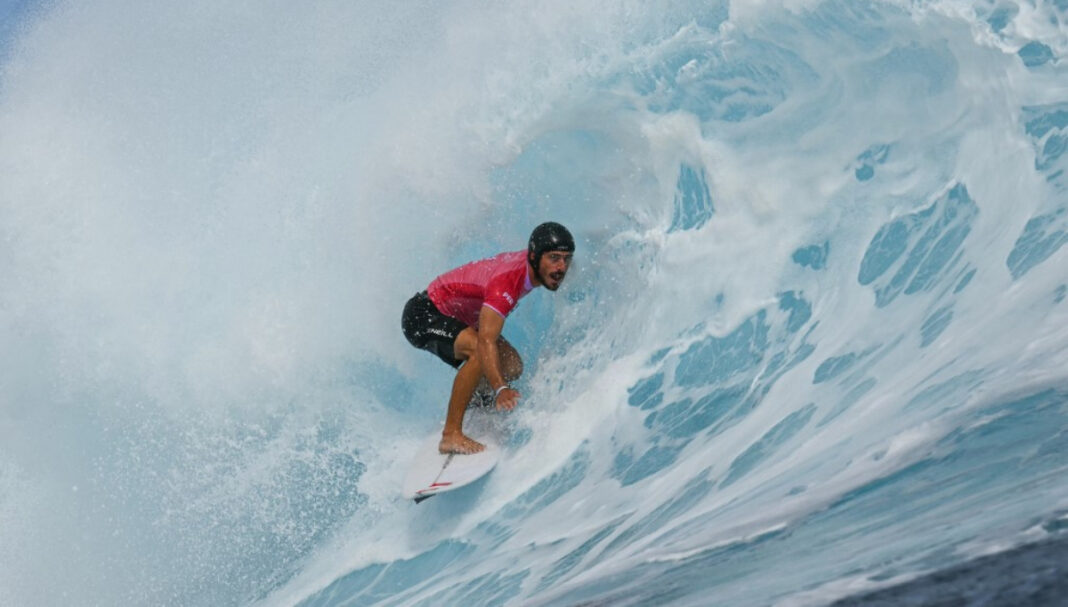 Alonso Correa clasificó a semifinales de surf. (Foto: AFP)