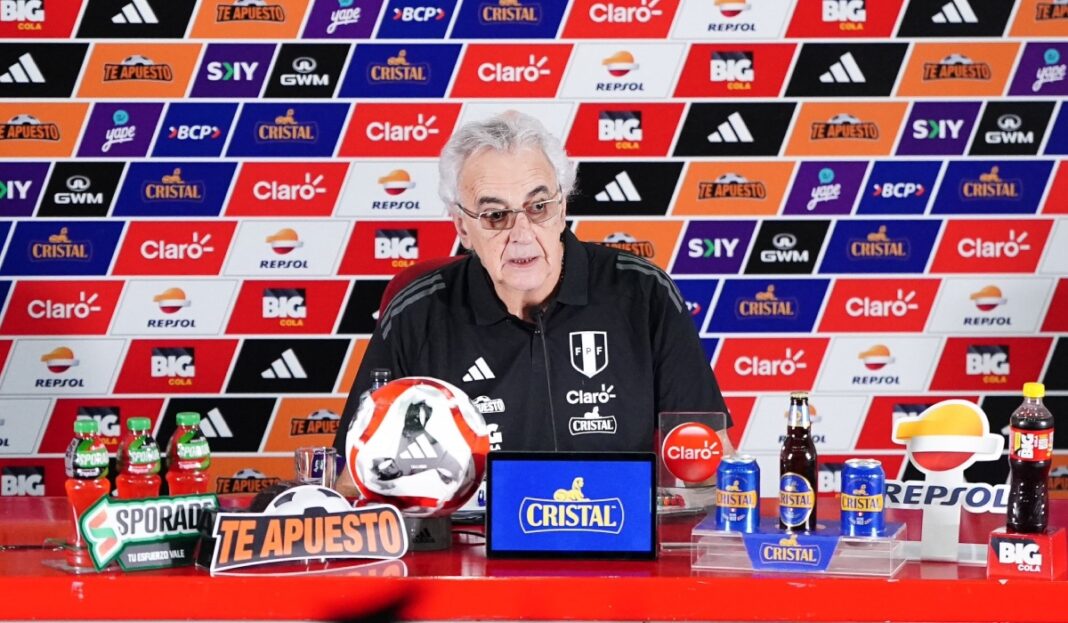Jorge Fossati brindó conferencia de prensa. (Foto: FPF)