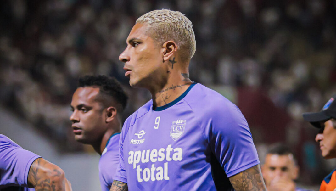 Paolo Guerrero se liberó de César Vallejo. (Foto: Liga 1)